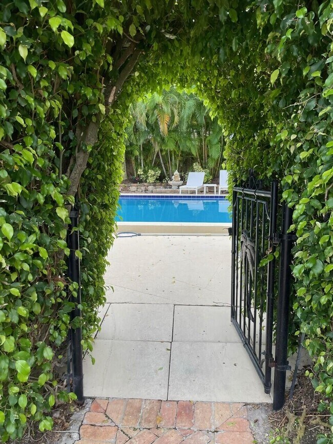 1042 Del Harbour Dr in Delray Beach, FL - Building Photo - Building Photo