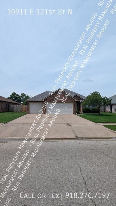10911 E 121st St N in Collinsville, OK - Building Photo