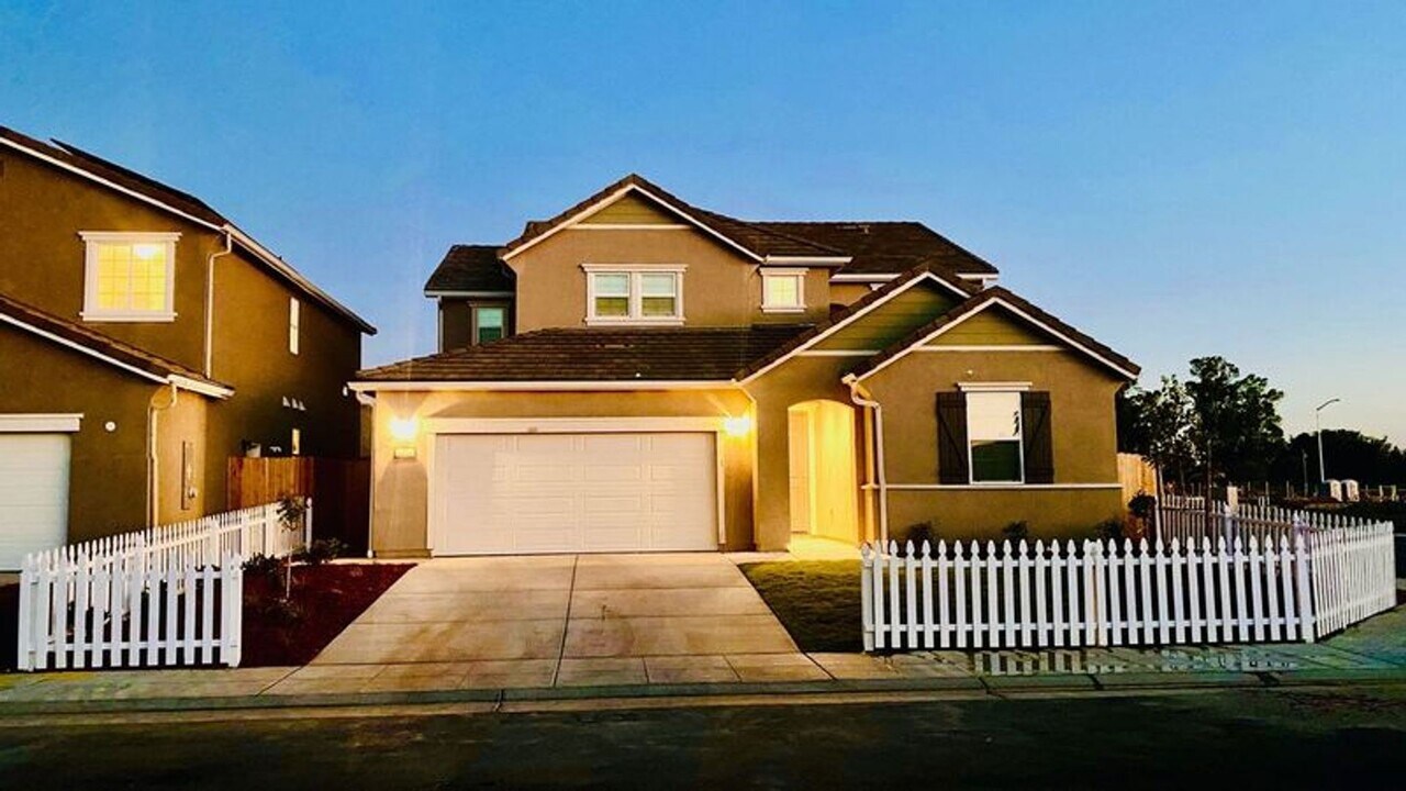 6651 E Berkeley Ave in Fresno, CA - Building Photo