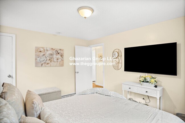 36 Meshaka St, Unit 1 in Boston, MA - Foto de edificio - Building Photo