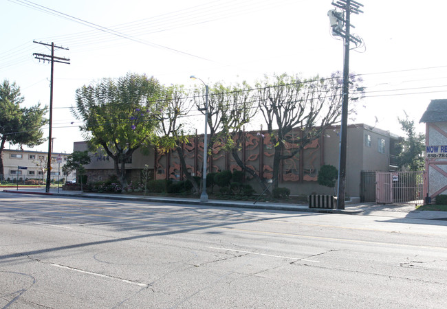 Woodman Apartments in Van Nuys, CA - Building Photo - Building Photo