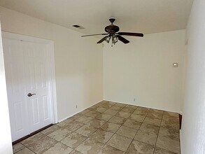 17947 Emelita St in Los Angeles, CA - Foto de edificio - Building Photo