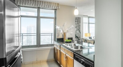 560 W Kinzie St in Chicago, IL - Foto de edificio - Building Photo