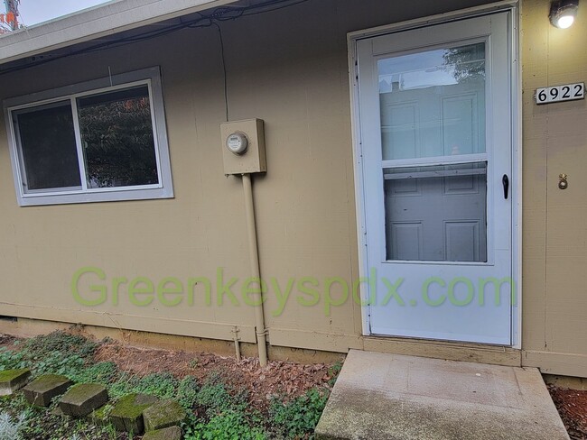 property at 6922 N Kellogg St