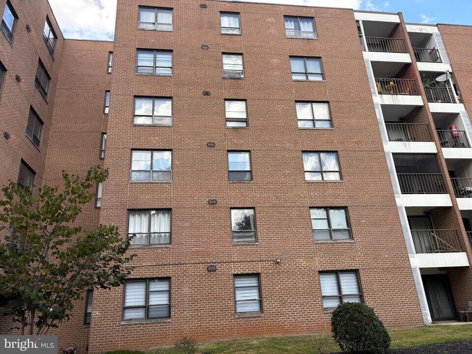 6317 Park Heights Ave in Baltimore, MD - Building Photo