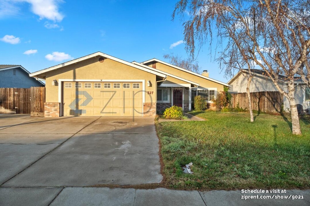 327 Pecan Dr in Ripon, CA - Building Photo