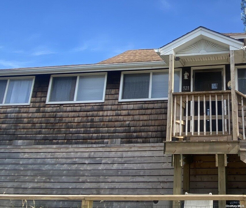 921 Evergreen Walk in Ocean Beach, NY - Foto de edificio