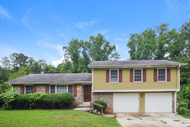 property at 990 Woodbridge Dr NE