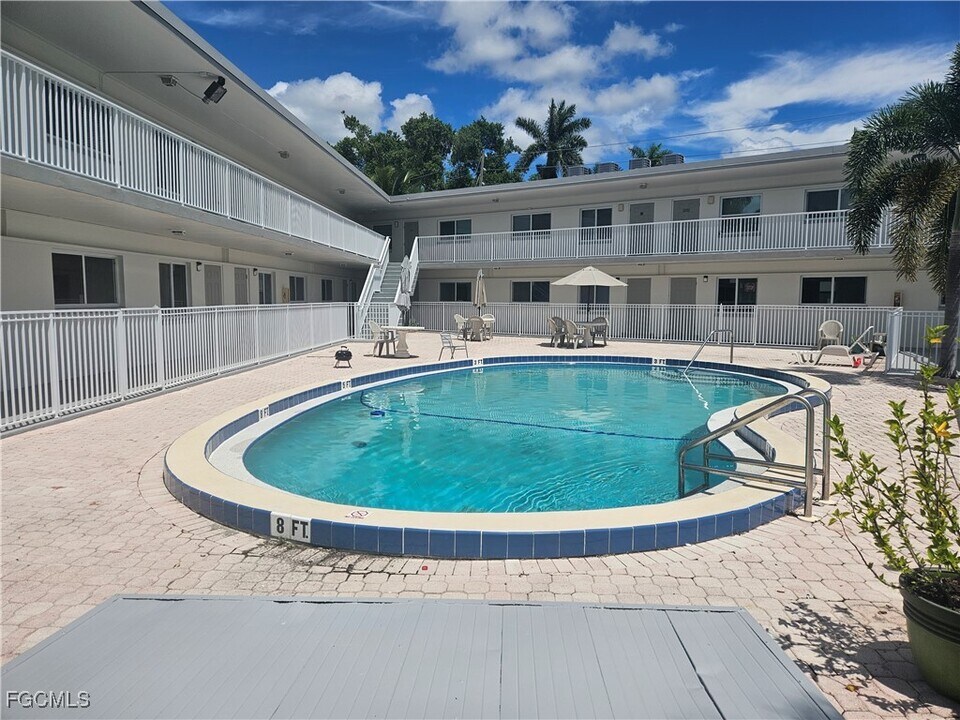 2590 First St in Ft. Myers, FL - Building Photo