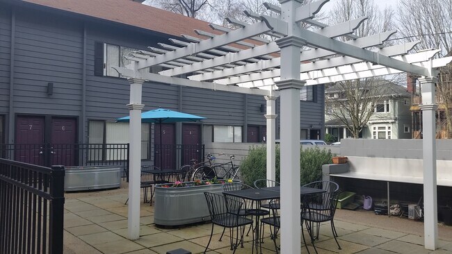 2146 NW Hoyt St in Portland, OR - Foto de edificio - Building Photo