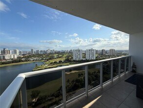 3625 N Country Club Dr, Unit PH05 in Aventura, FL - Building Photo - Building Photo