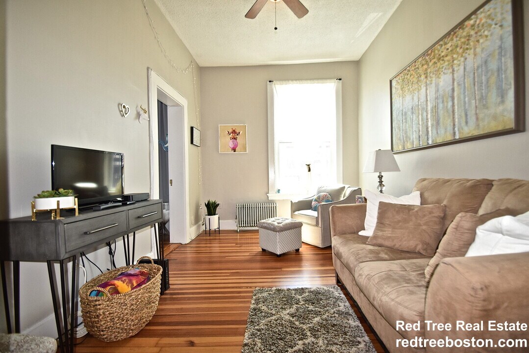 554 E 4th St, Unit 3 in Boston, MA - Building Photo