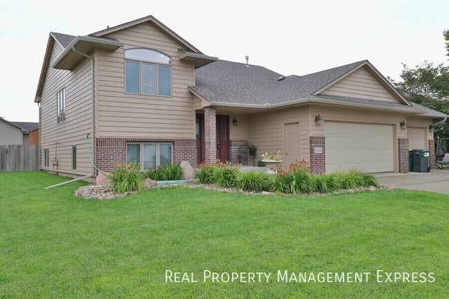 property at 3124 S Fernwood Ave