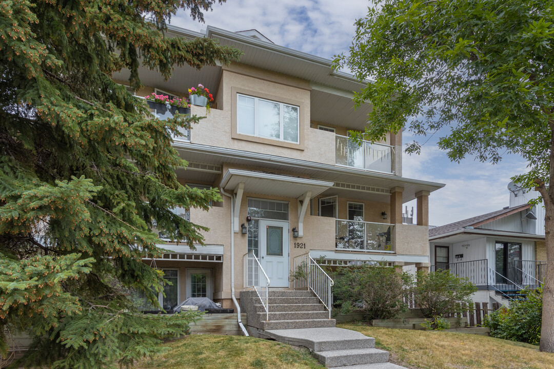 1921 25 St SW in Calgary, AB - Building Photo