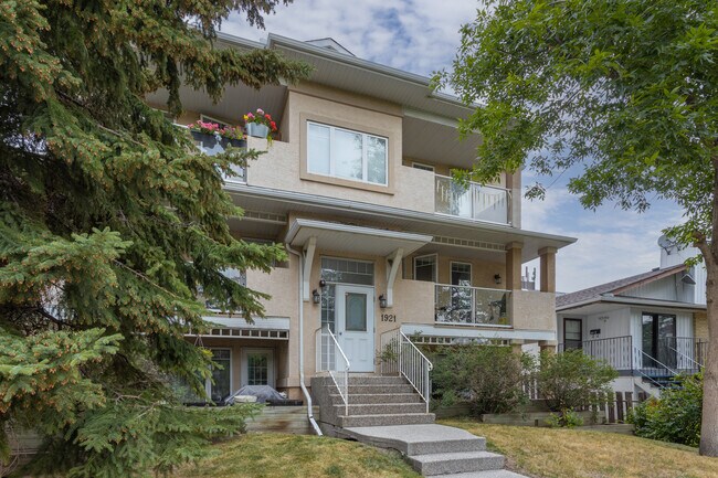 1921 25 St SW