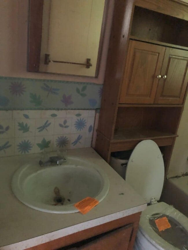 property at 915 W Almar St