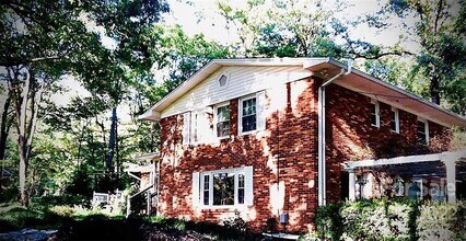 1024 Timber Lake Dr in Charlotte, NC - Building Photo - Building Photo
