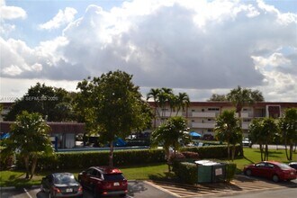 300 S Hollybrook Dr in Pembroke Pines, FL - Building Photo - Building Photo