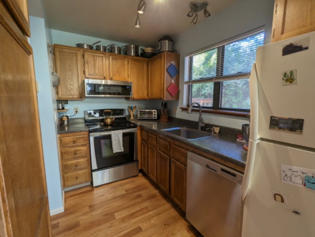property at 1019 Mirrormere Cir