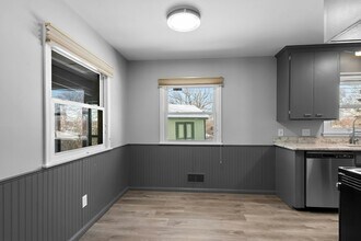 8812 Chowen Ave S in Bloomington, MN - Foto de edificio - Building Photo