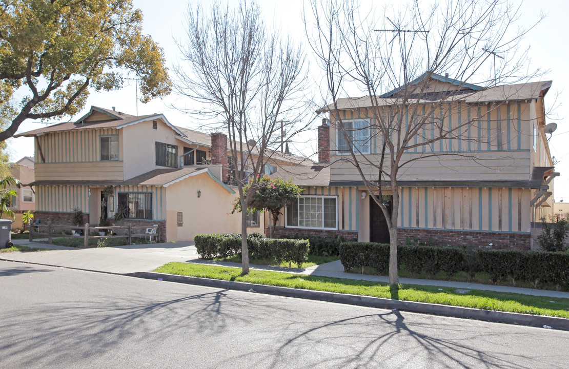2806-2810 Santa Ana St in South Gate, CA - Foto de edificio