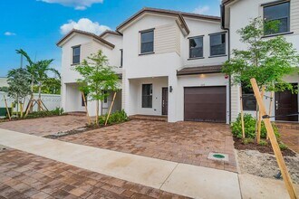 207 SW 159th Ter in Pembroke Pines, FL - Building Photo - Building Photo