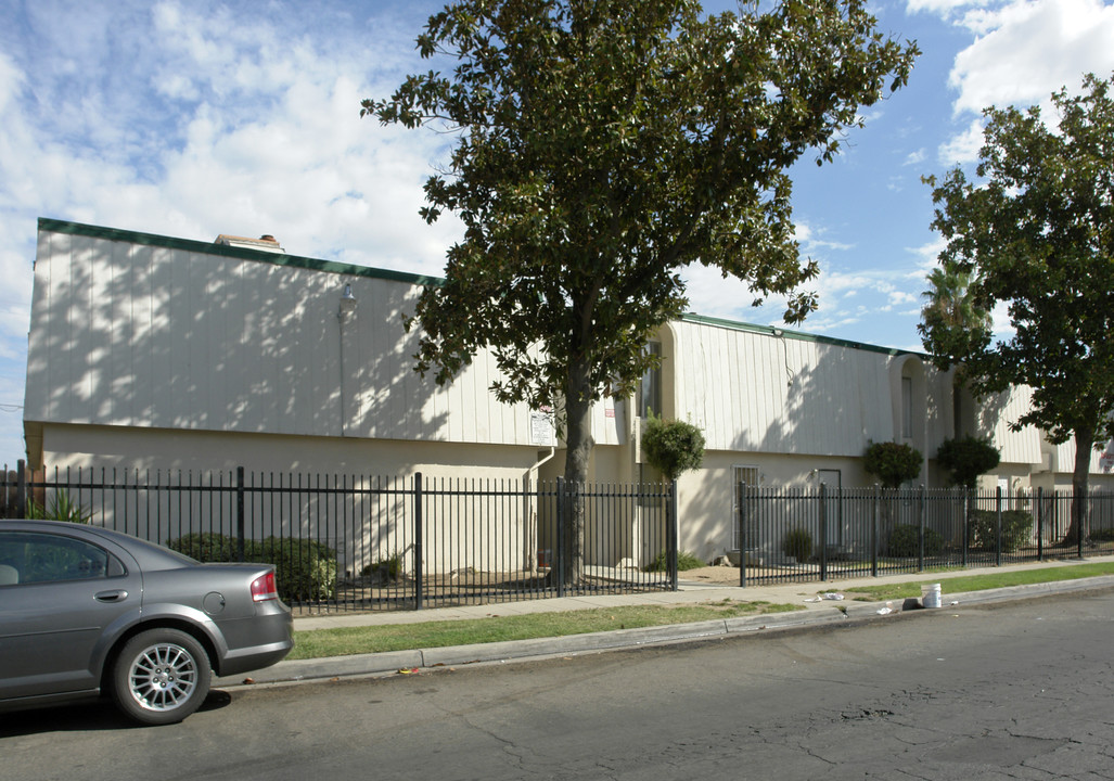 Country Club Arms in Fresno, CA - Building Photo