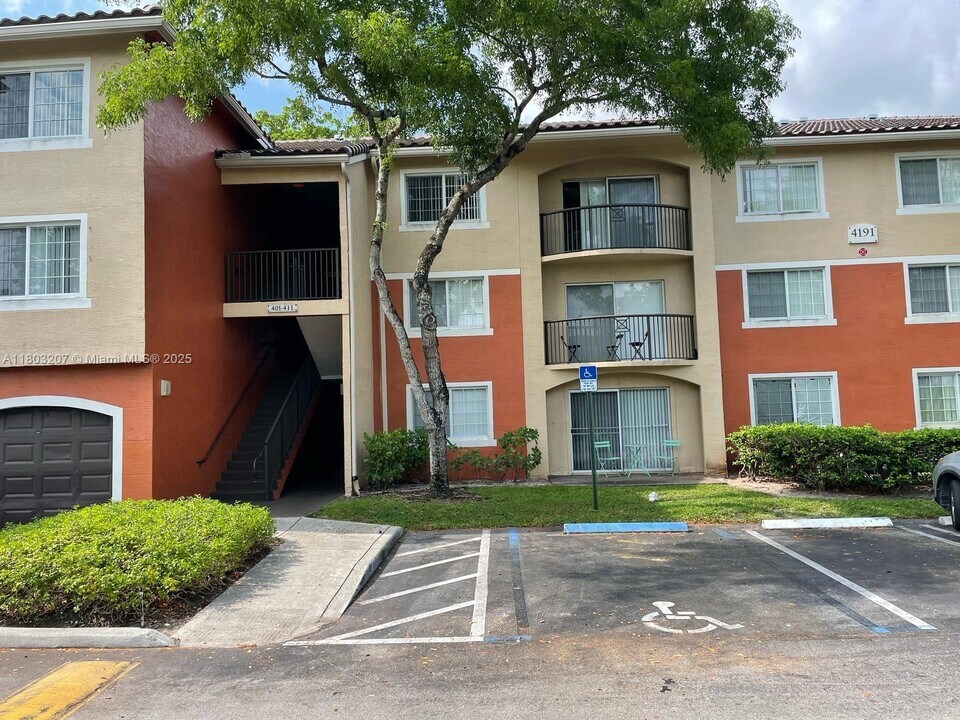 4191 N Haverhill Rd in West Palm Beach, FL - Building Photo