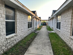 2109 N Erica St in Pharr, TX - Foto de edificio - Building Photo