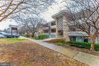 7513 Spring Lake Dr in Bethesda, MD - Foto de edificio - Building Photo