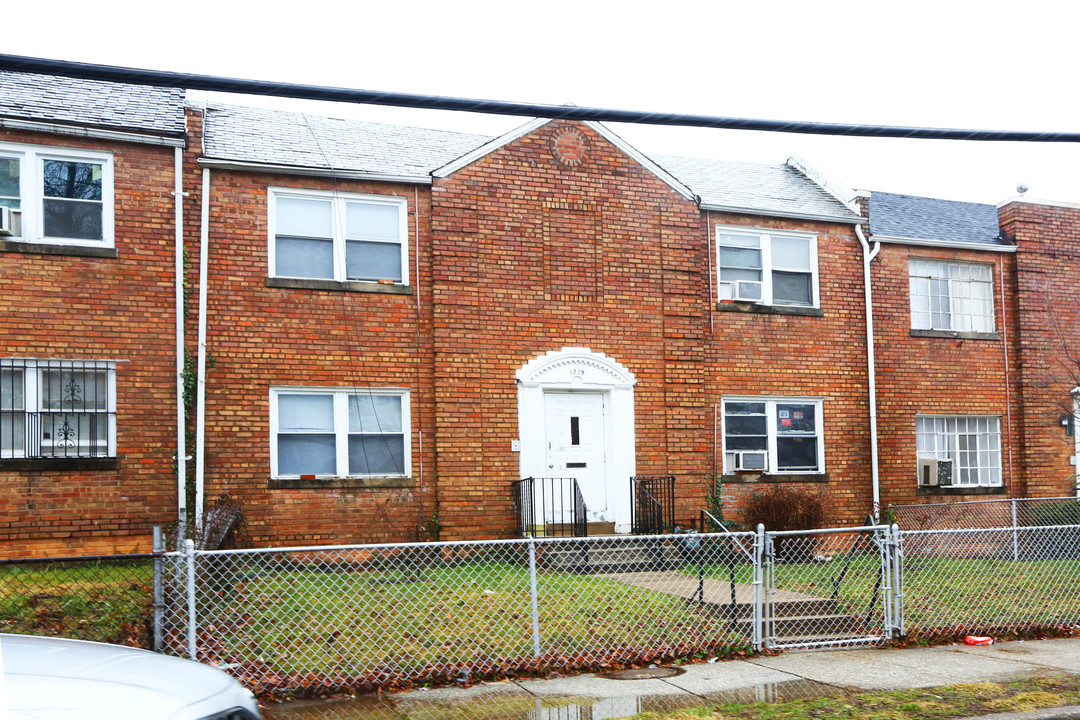 1225 Raum St NE in Washington, DC - Foto de edificio