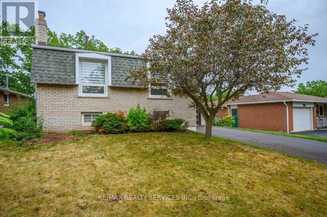 1317 Falgarwood Dr in Oakville, ON - Building Photo - Building Photo