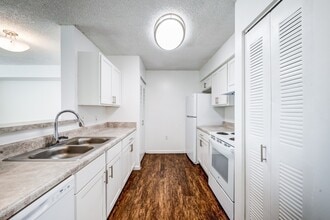 Santa Clara II in Miami, FL - Foto de edificio - Building Photo