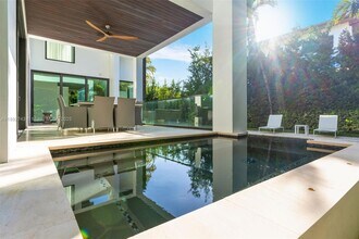 124 Park Dr in Bal Harbour, FL - Building Photo - Building Photo
