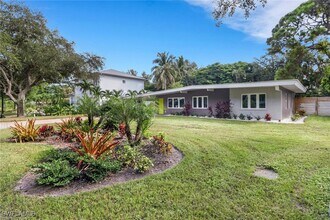 5150 Sand Dollar Ln in Naples, FL - Foto de edificio - Building Photo