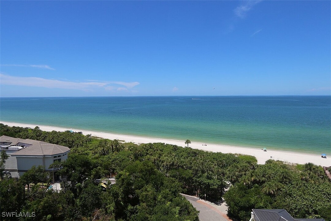 8665 Bay Colony Dr in Naples, FL - Building Photo