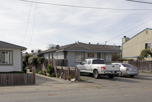 Harcourt Manor in Seaside, CA - Building Photo - Building Photo