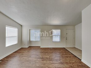 8347 Holly Oak Dr in West Jordan, UT - Foto de edificio - Building Photo