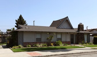 2027 E Almont Ave in Anaheim, CA - Building Photo