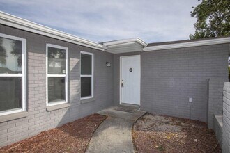 11214 Linden Ln in Port Richey, FL - Building Photo - Building Photo