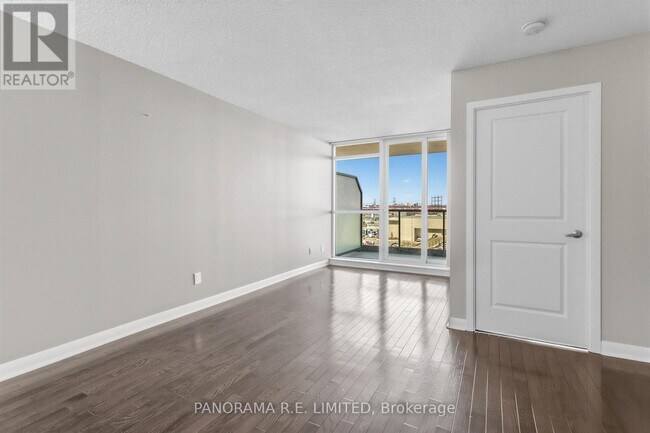 225 Sherway Gardens Rd in Toronto, ON - Building Photo - Building Photo