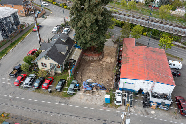 Courtyard @  Claremont in Seattle, WA - Foto de edificio - Building Photo