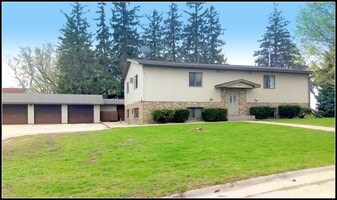 1302 Laurel Dr, Unit 3 in Decorah, IA - Building Photo