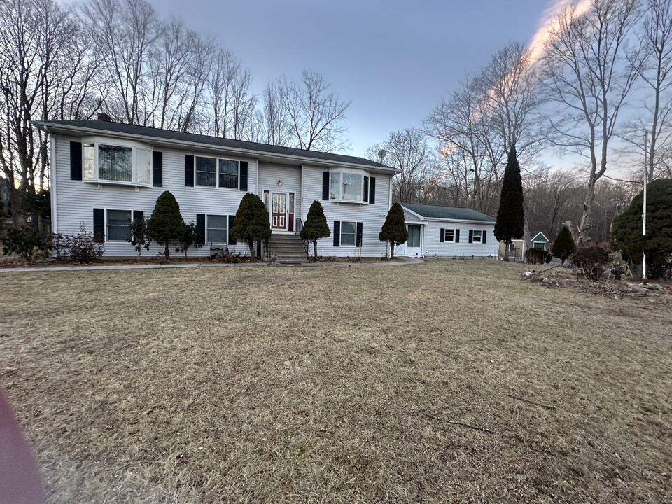 23 School St in Coventry, CT - Building Photo