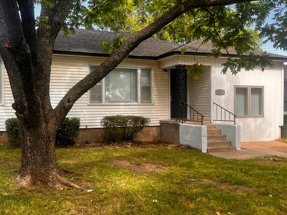 1321 N 2nd Ave in Durant, OK - Foto de edificio
