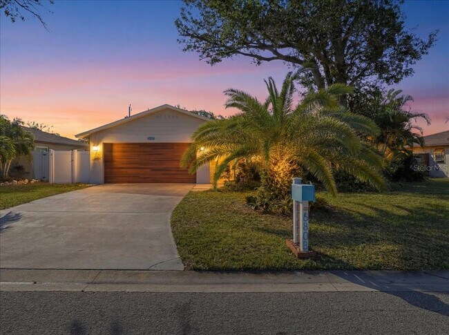 6808 Friendship Dr in Sarasota, FL - Building Photo - Building Photo