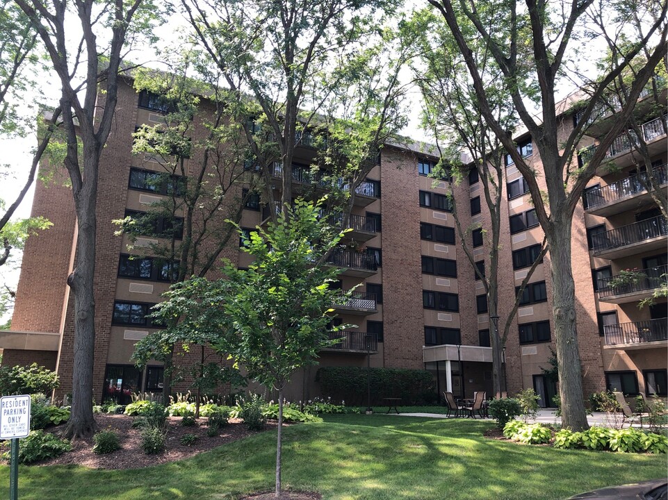 Liberty Towers in Libertyville, IL - Foto de edificio