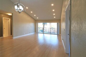 9055 Wiles Rd-Unit -303 in Coral Springs, FL - Building Photo - Building Photo