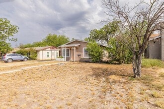 875 Utopia Ln in San Antonio, TX - Building Photo - Building Photo