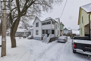 165 College Ave N in Sarnia, ON - Building Photo